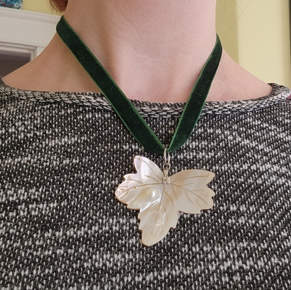 Mother of Pearl Leaf Pendant Velvet Choker - Picture 2 of 8